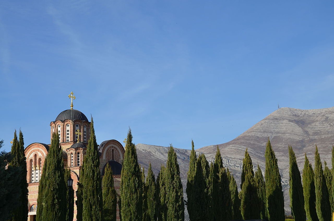 Монастырь Грачаница расположен на холме Црквине